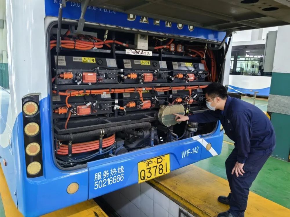 油门线和排挡线护套管,轮胎花纹以及低压电瓶使用情况等功能性检查