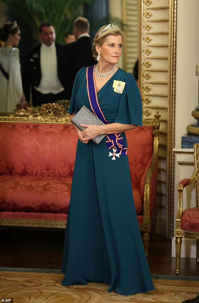 英国王室夏洛特公主将与国王亲弟争爵位，或将破历史成首个女公爵高三第一学期语文书