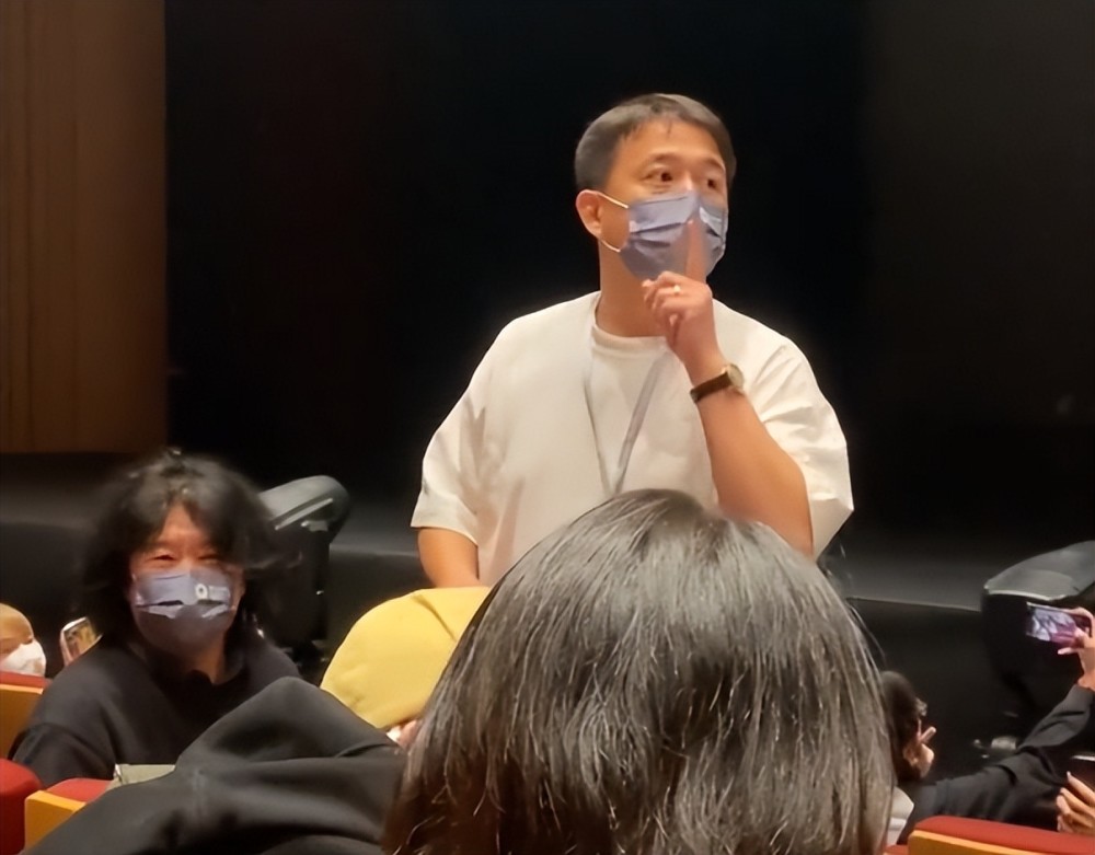 黄磊现身乌镇戏剧节,观看演出前突然站起来,提醒观众要戴好口罩插图3
