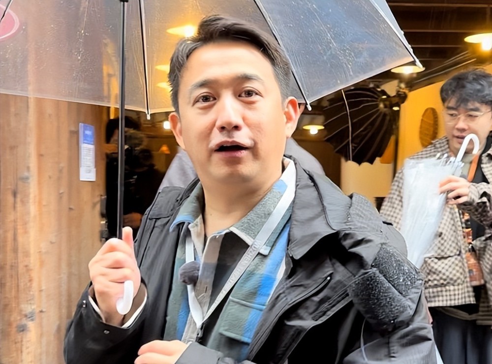 黄磊现身乌镇戏剧节,观看演出前突然站起来,提醒观众要戴好口罩插图5