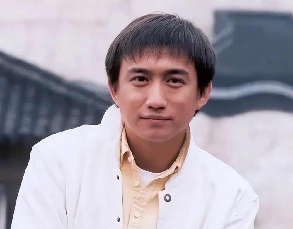黄磊现身乌镇戏剧节,观看演出前突然站起来,提醒观众要戴好口罩插图7