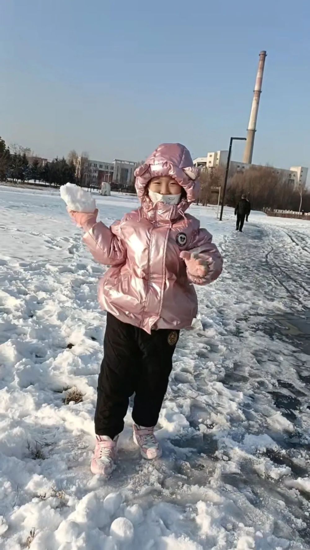 高雪菲——"陪孩子打雪仗"蒋旭枫——"亲子手工"刘