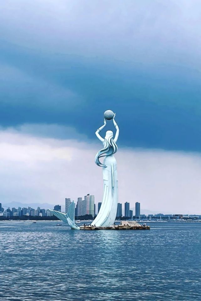 难忘的景观,莫过于一尊立于礁石上的,足有六十米高的"鲅鱼公主"雕像