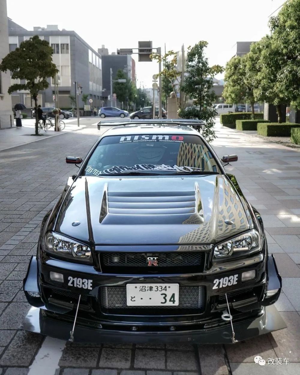 精品z-tune版熊猫配色日产r34 gtr,老车下赛道一点都不心疼?_腾讯新闻