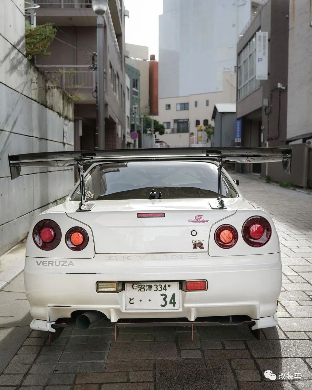 精品z-tune版熊猫配色日产r34 gtr,老车下赛道一点都不心疼?_腾讯新闻