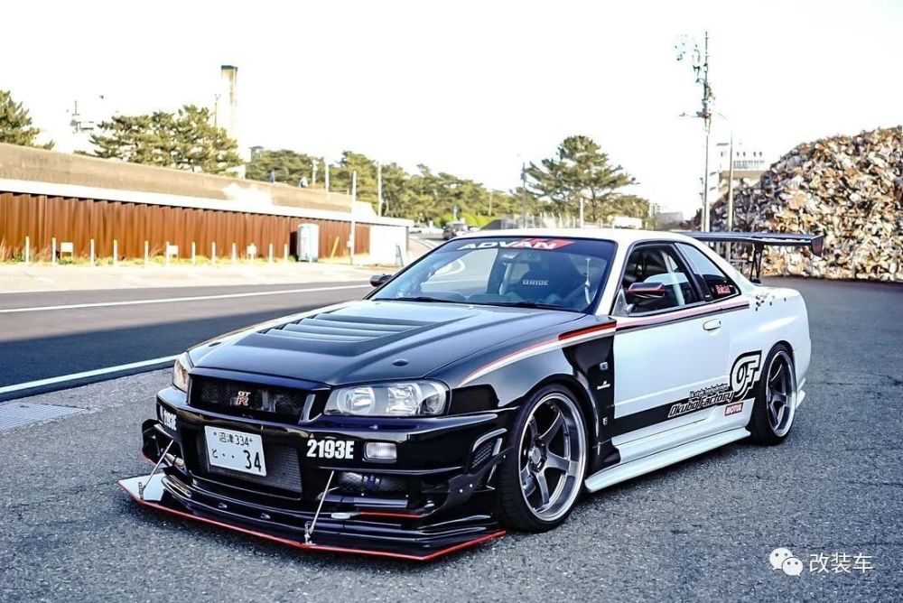 精品ztune版熊猫配色日产r34gtr老车下赛道一点都不心疼