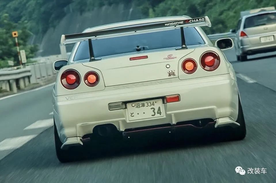 精品ztune版熊猫配色日产r34gtr老车下赛道一点都不心疼