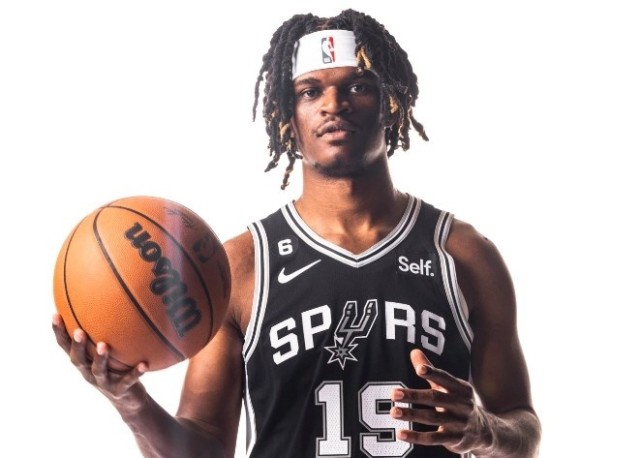 名记马刺与前锋阿利兹约翰逊签下一份合同并裁掉乔丹霍尔