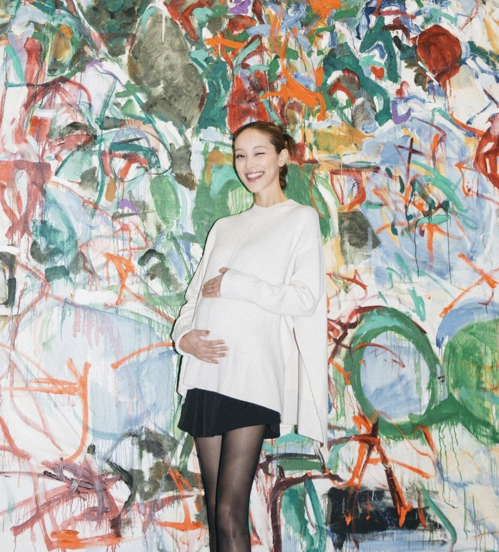 陈凯琳晒三胎孕肚照,脚踩高跟鞋单腿站立不怕摔,穿黑丝风采依旧