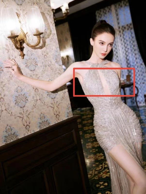 本来看精修照的时候,金晨的御姐脸,加上露胸,包臀,露长腿的礼服,整个