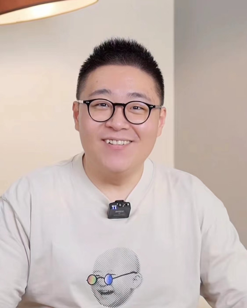 李立群父子豪宅聚会,郝邵文携新婚妻子拜访,几人聊直播相谈甚欢_腾讯