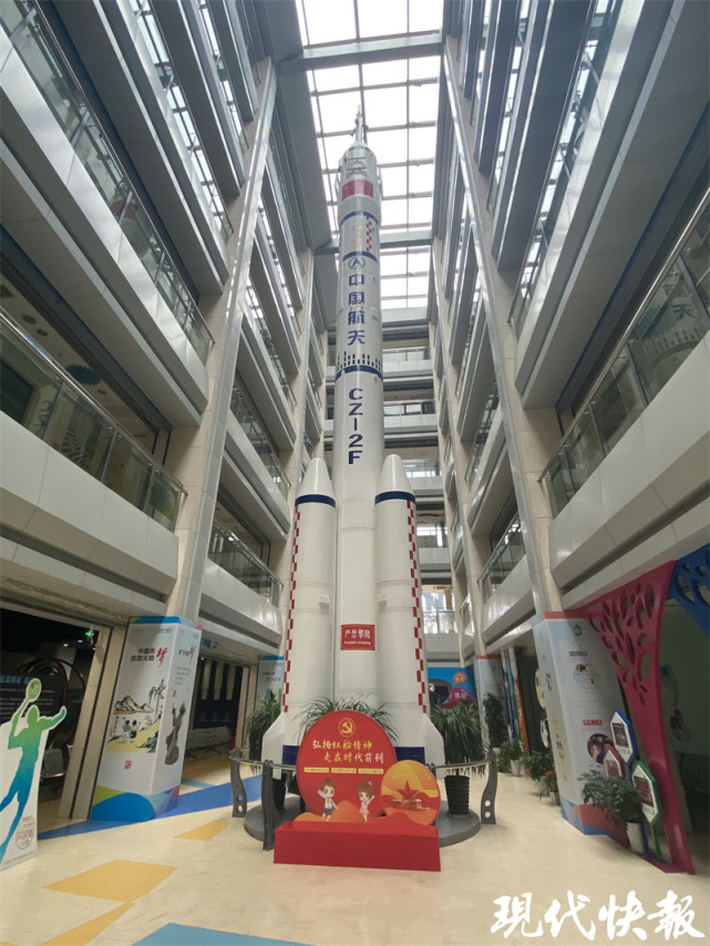 神舟十五号发射成功,指令长费俊龙亲友齐聚一堂观看直播