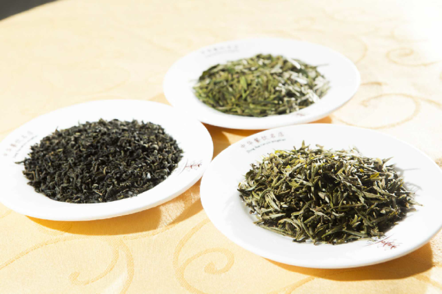 这款茶是由安徽的魁针,浙江的龙井,富春自家种的珠兰兑配窨制而成,取