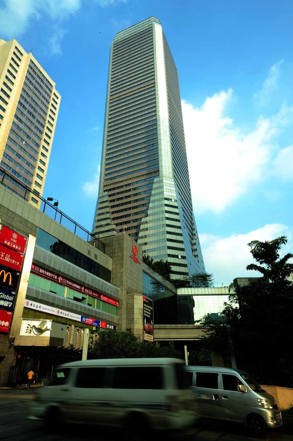 广东国际大厦,1991年落成.