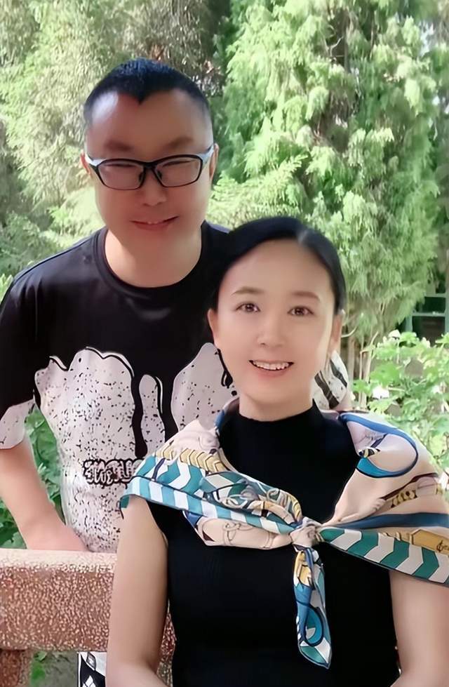 尹相杰与老婆同框,和于文华聚会气氛欢乐,女方颜值吸睛_腾讯新闻