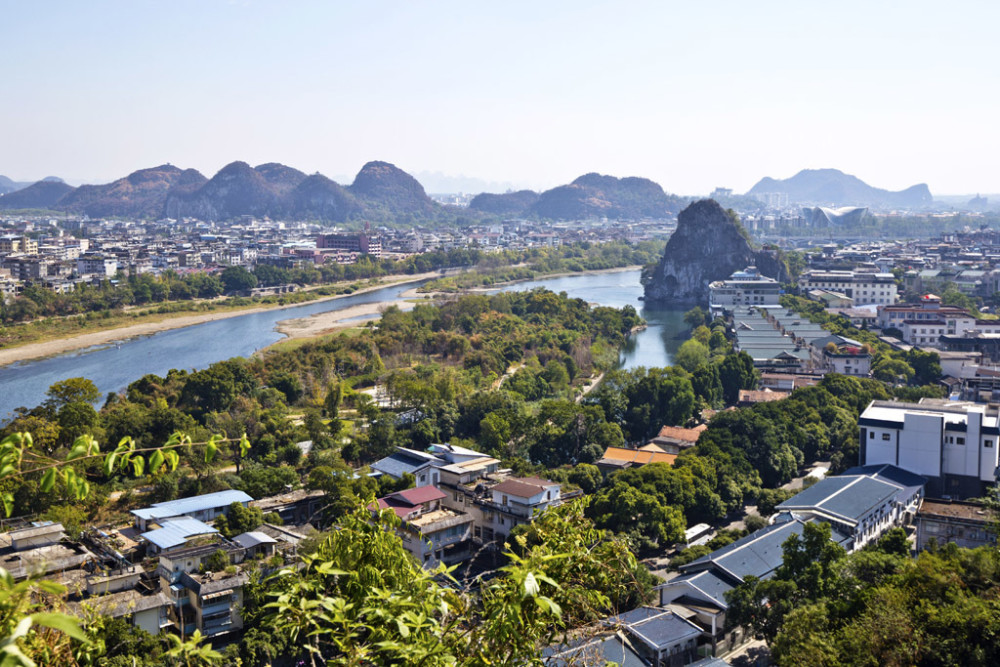 登上叠彩山活到一百三桂林市区鸟瞰山水市容的最佳之处