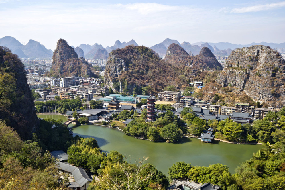 这里景色优美,又易于攀登,到叠彩山的目的在于这里能眺望桂林城全景