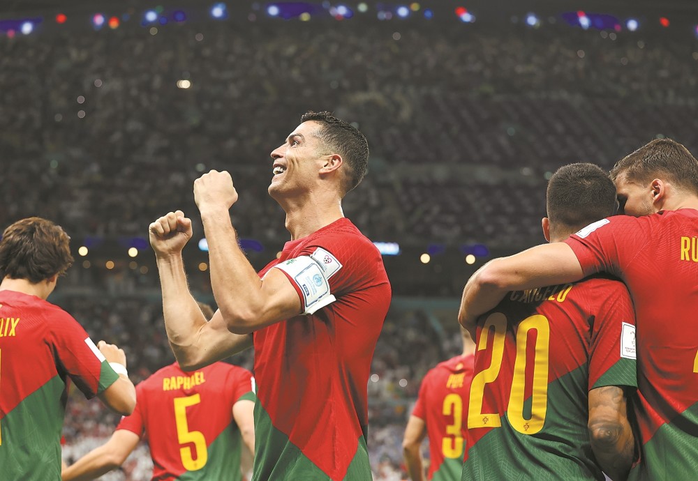 葡萄牙队球员c罗(中)庆祝本队对阵乌拉圭的第二球 新华社发11月29日