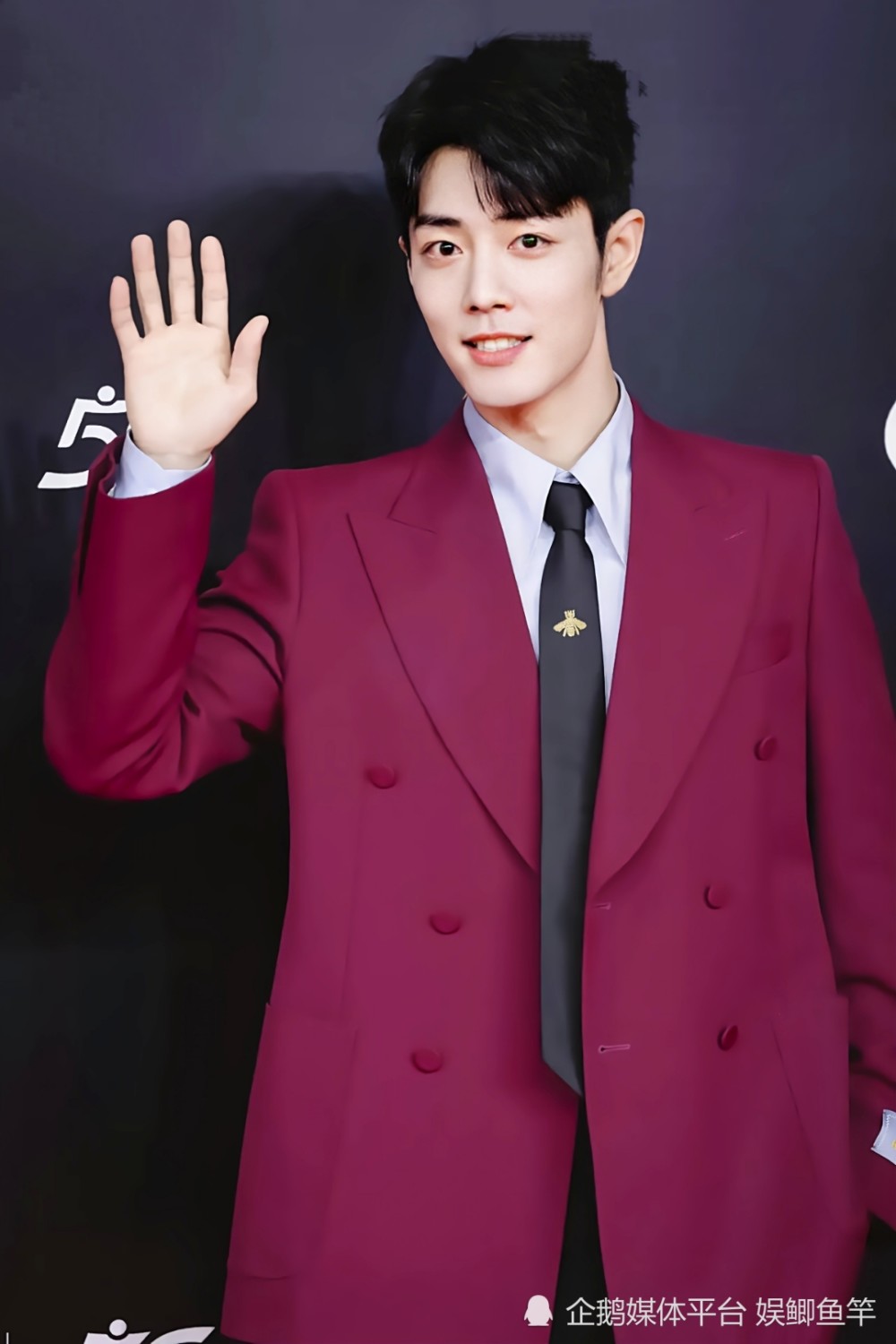 肖战穿红色系西装,这颜色搭配得真好看,在一众沉闷的正装里特别出彩