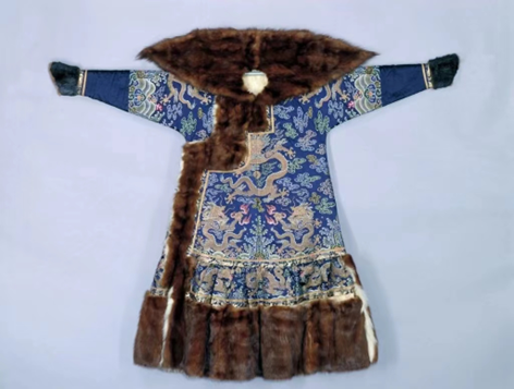 春秋》中记载了"景公赐晏子狐白之裘,其资千金",就凸显了狐裘的昂贵