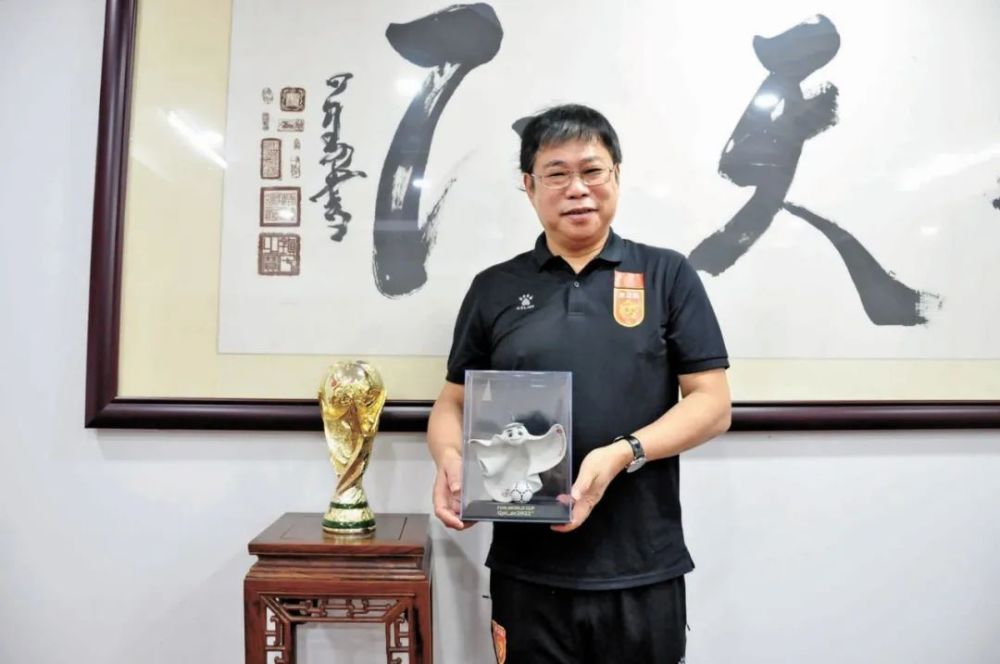 简满根收藏的卡塔尔世界杯吉祥物和大力神杯复制品.