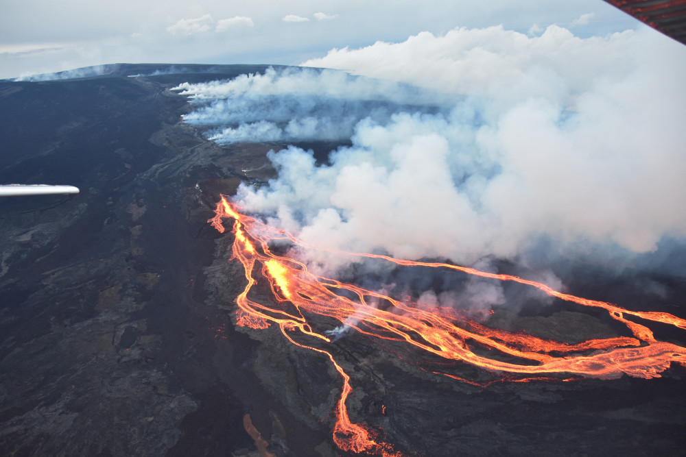喷发中的冒纳罗亚火山_腾讯新闻
