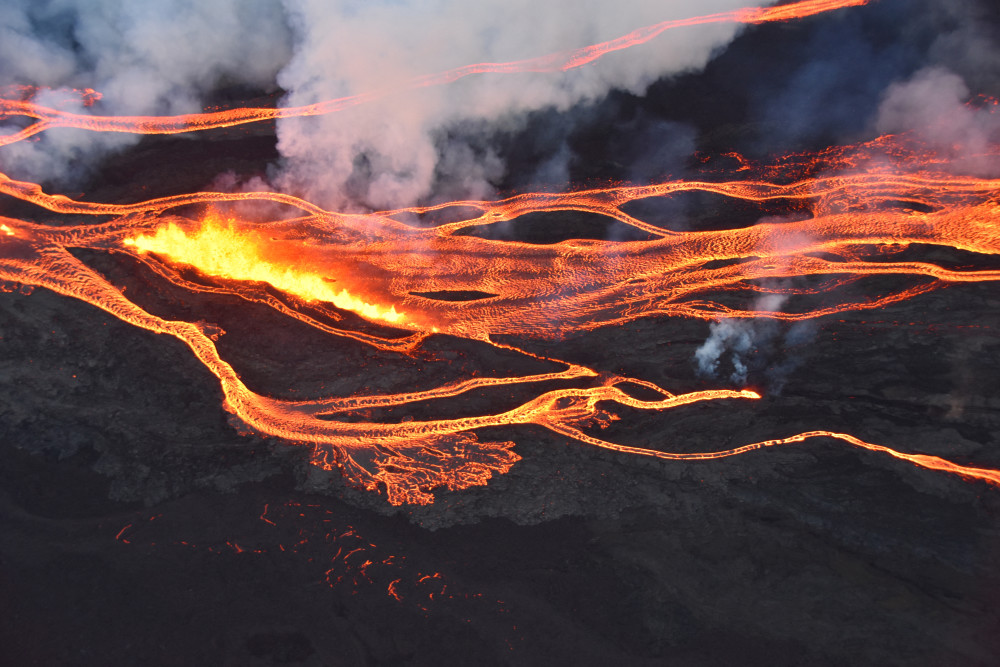 喷发中的冒纳罗亚火山