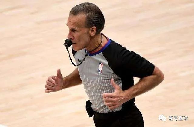 10次走步!裁判收割之夜,库里上演教科书式的走步