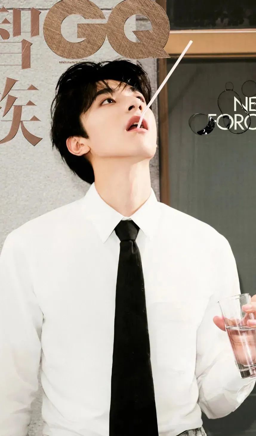 劉雨昕林一張凌赫合拍大片遭吐槽！網友辣評：玩時尚消消樂是吧八年級上學期音樂課本總讓我想起那張照片作文