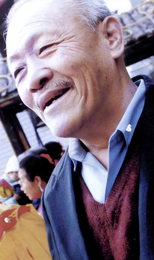 据了解,方辉的妻子,原本也是演员,后来去了地质部工作.