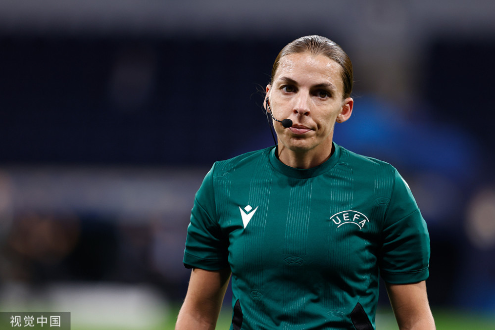 2009年正式成为国际级裁判以来,她执法过欧冠,世界杯预选赛,法甲联赛