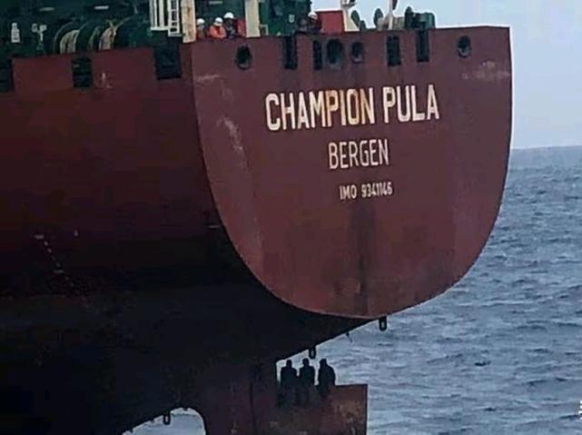 非洲难民九死一生的船尾舵面偷渡记