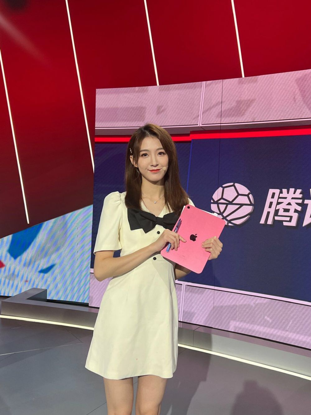 她是騰訊nba女主播一姐雪兒身材傲人顏值智慧並重不輸名模