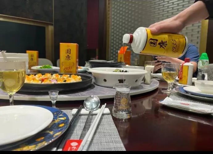 过了不惑之年,更得注意酒桌上的个人形象,这3种行为千万别做!