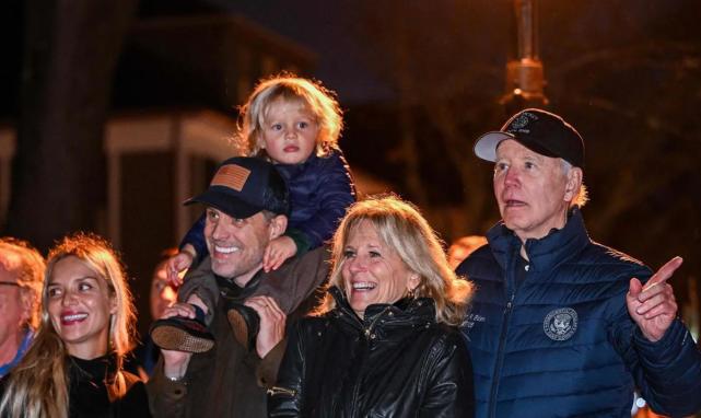 拜登一家度假租用美国特勤局5辆越野车,刚还车就全部被烧毁