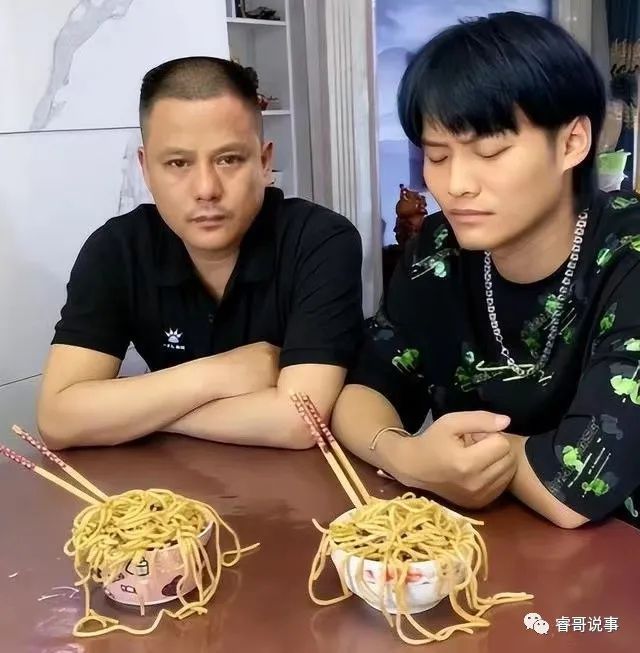 还经常会出现在小杨哥直播间里,辅助小杨哥和大杨哥带货,三父子插科