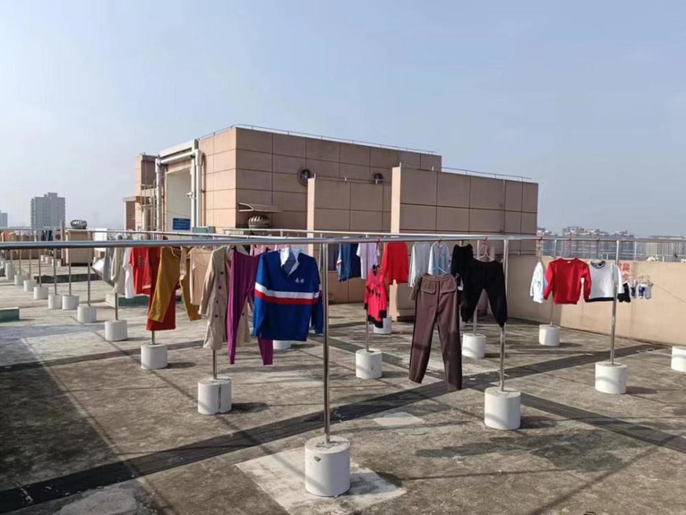 11月中旬,东山镇社区成功增设顶楼公共晾衣架,广大居民实现在楼顶就能