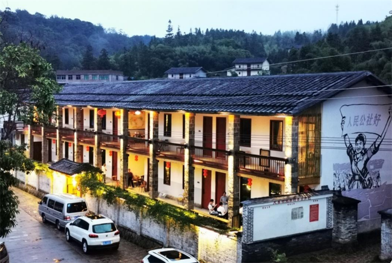 大喜村民宿(主办方供图)一到阴雨时节,大喜村便云烟缭绕,水面也生起窈