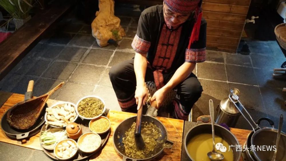 图为瑶族民众在现场打油茶.