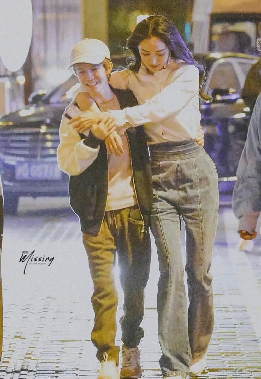 郭敬明与杨幂勾肩搭背,衬托出彼此的身高,不是闺蜜胜似闺蜜