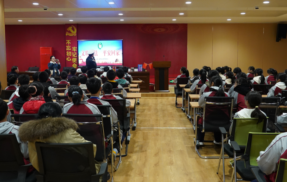 11月30日,铅山县公安局交管大队民警来到县实验中学,为这里的师生开展