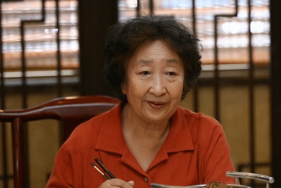 陈久荣比彭玉大2岁,曾是一家医科大学的教授,无论是人品还是才学,样貌