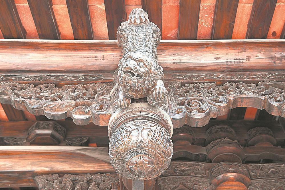 构成各种艳丽多彩的花纹图案,通常装饰在红砖厝的屋脊,水车堵等显要