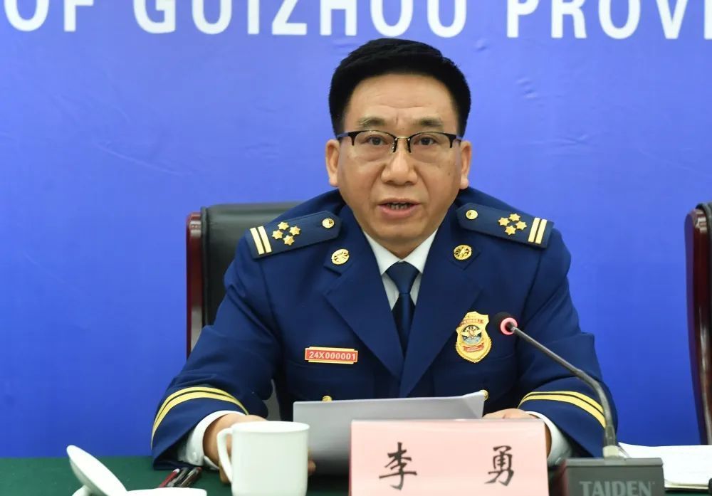 新闻媒体的记者朋友们:省消防救援总队总队长 李勇10:02下面,先请李勇