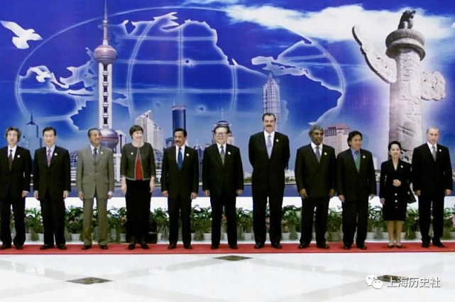 老照片 ｜ 2001年10月，APEC第九次领导人非正式会议在上海举行_腾讯新闻