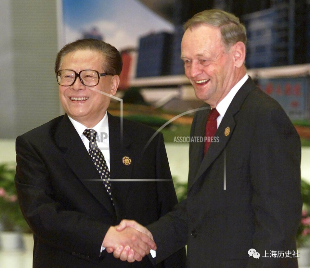 老照片 ｜ 2001年10月，APEC第九次领导人非正式会议在上海举行_腾讯新闻