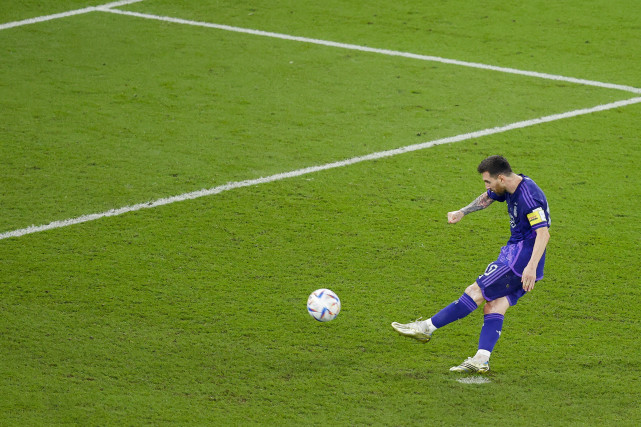 梅西主罚点球梅西的射门被什琴斯尼单掌化解,这是什琴斯尼连续第二场