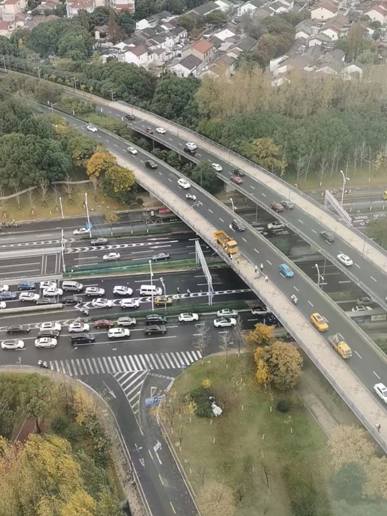 事故导致蠡湖大桥由北向南大堵发生了一起高架坠车事件