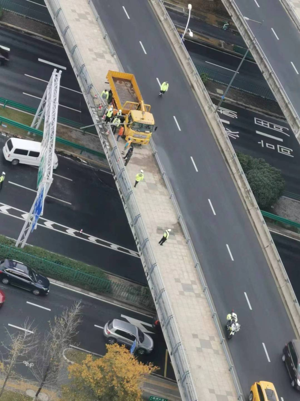 网友们纷纷关心事故车主有没有受伤事故导致蠡湖大桥由北向南大堵发生