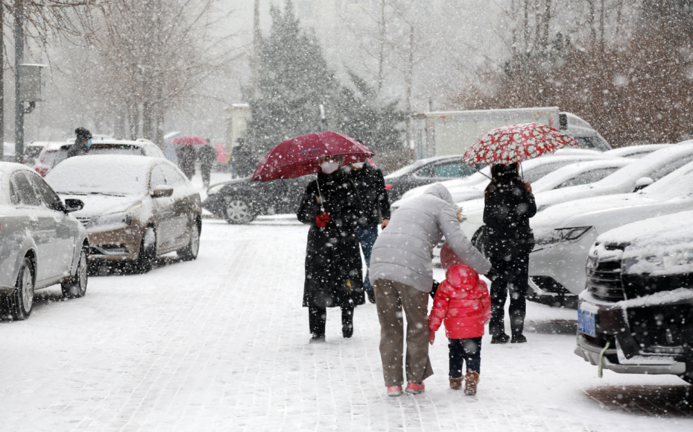 踩雪,玩雪,这才是冬天,小朋友玩起来不怕冷